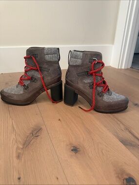 Sorel Women's Brown & Gray Heeled Lace-Up Boots with Red Laces